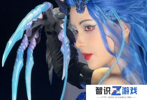 LPL女主持Rita扮演龙王敖闰，妆造还原太吸睛，想和她做个交易吗？