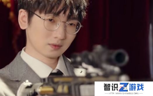 LPL解说和美女演员拍短剧，被网友质疑是否要转行，本人：拍着玩而已