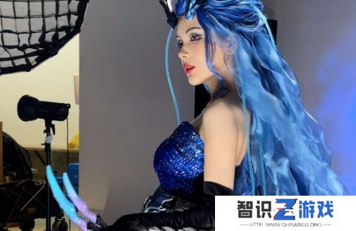 LPL女主持Rita扮演龙王敖闰，妆造还原太吸睛，想和她做个交易吗？