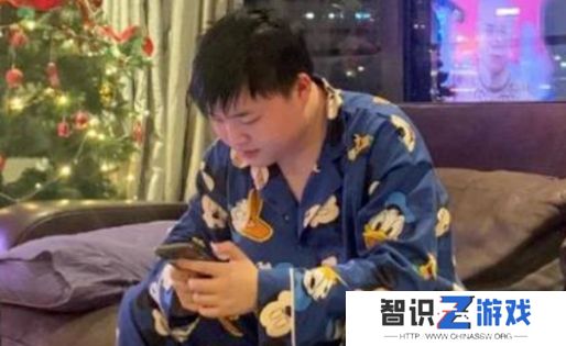 Uzi深夜直播自述压力太大，称十分努力但人气不达标，工资都拿不到