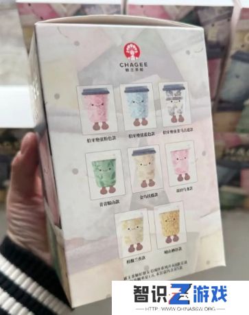 霸王茶姬新周边引争议，被指抄袭某玩偶品牌，网友：相似度高达90%