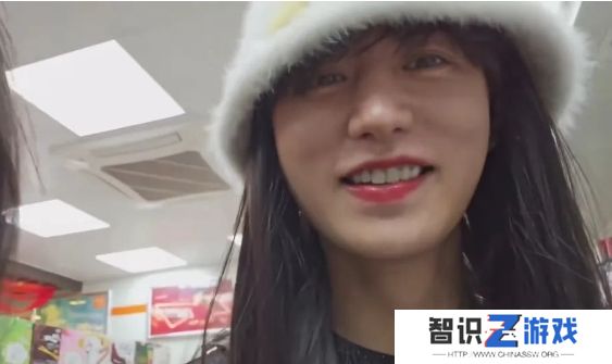 童锦程男扮女装买东西被认出，当场害羞脸红到耳根，网友：太尴尬了